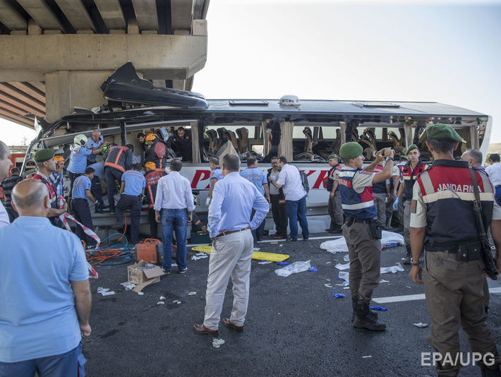 В Турции пассажирский автобус врезался в мост, погибло пять человек