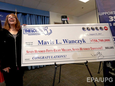 ﻿Найбільший в історії джекпот лотереї Powerball у США виграла медпрацівниця з Массачусетса