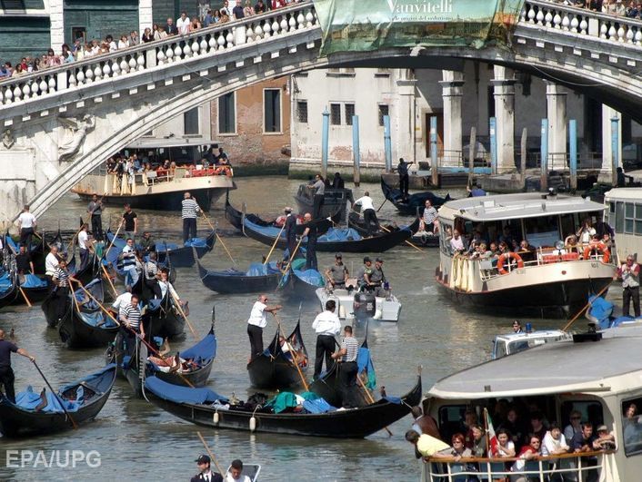 Мэр Венеции пригрозил, что полиция города будет стрелять без предупреждения после криков "Аллах акбар!" 