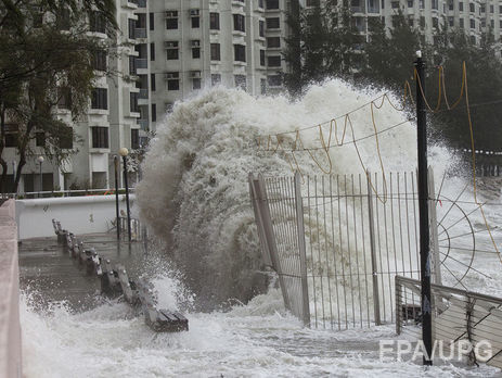 К Гонконгу приближается тропический шторм Pakhar. Фоторепортаж