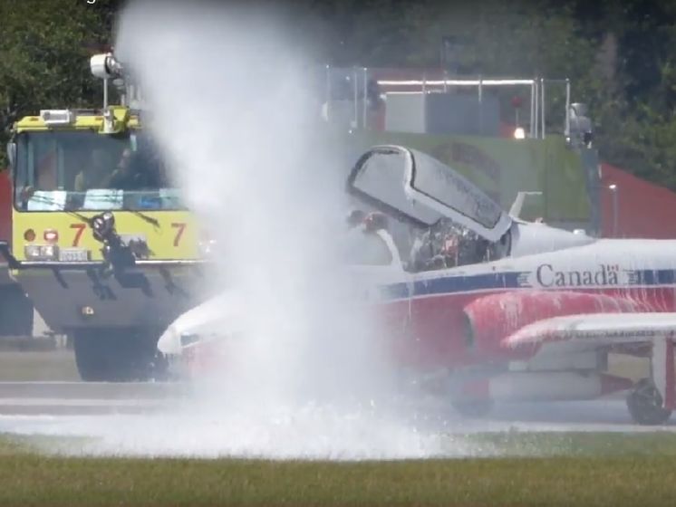 На авиашоу в Канаде пожарные тушили загоревшийся самолет. Видео