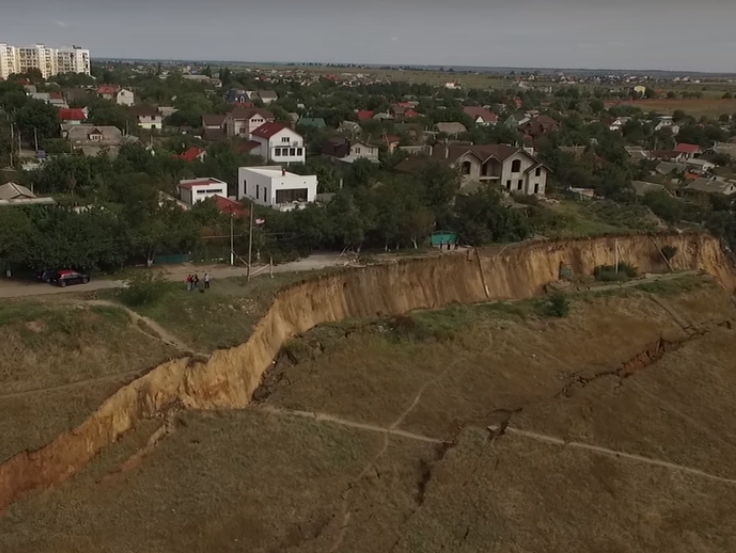 В Одесской области обрушился стометровый участок прибрежного склона. Видео