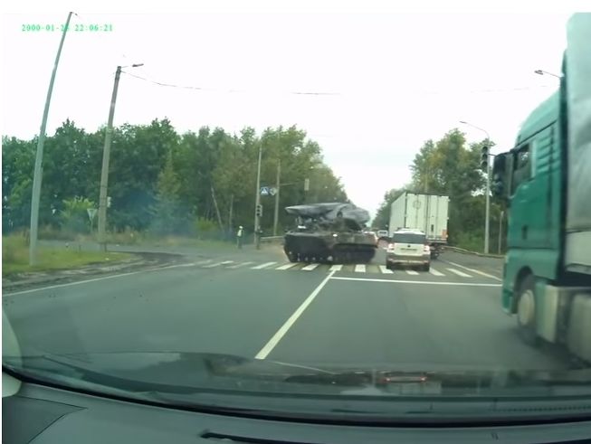 В Рязани дрифтующая на дороге боевая машина десанта врезалась в легковой автомобиль. Видео