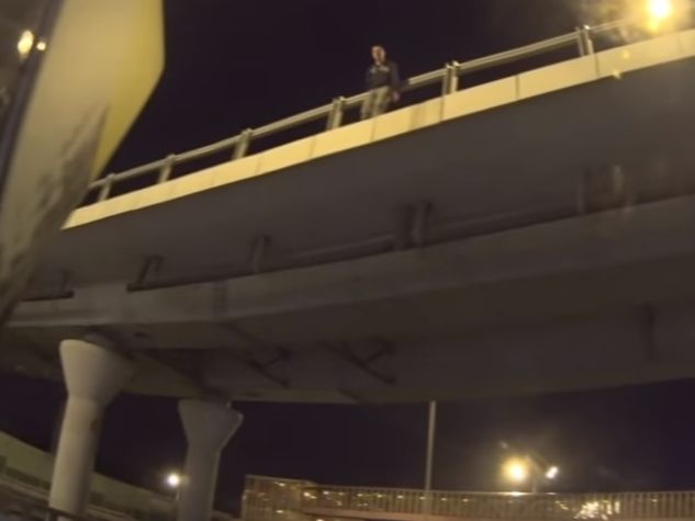 "Пойдем, покатаю тебя". Мотоциклист переубедил мужчину прыгать с моста на шоссе в Подмосковье. Видео