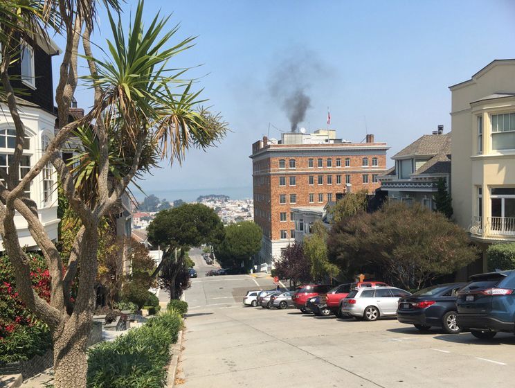 Над закрывающимся Генконсульством РФ в Сан-Франциско возникло облако черного дыма