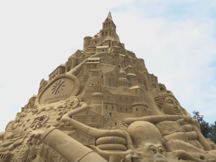 В Германии построили самый высокий в мире замок из песка. Видео