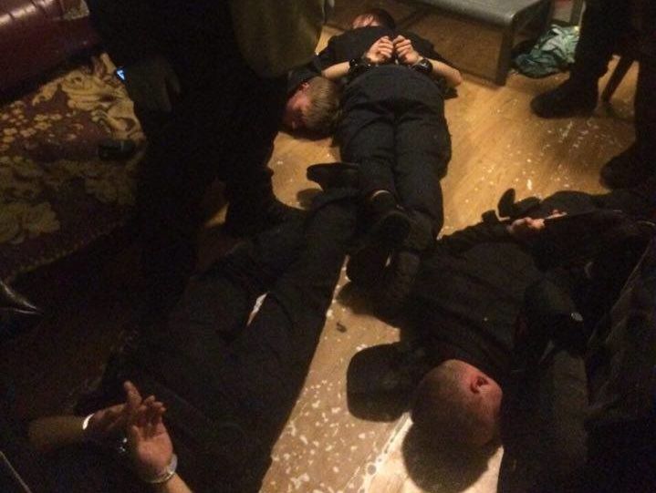 ﻿У Києві за підозрою в побитті і пограбуванні затримали п'ятьох поліцейських