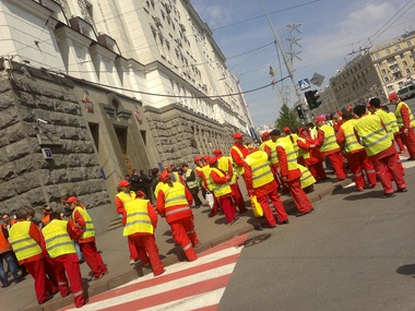 Под Харьковским горсоветом коммунальщики митингуют в поддержку Кернеса