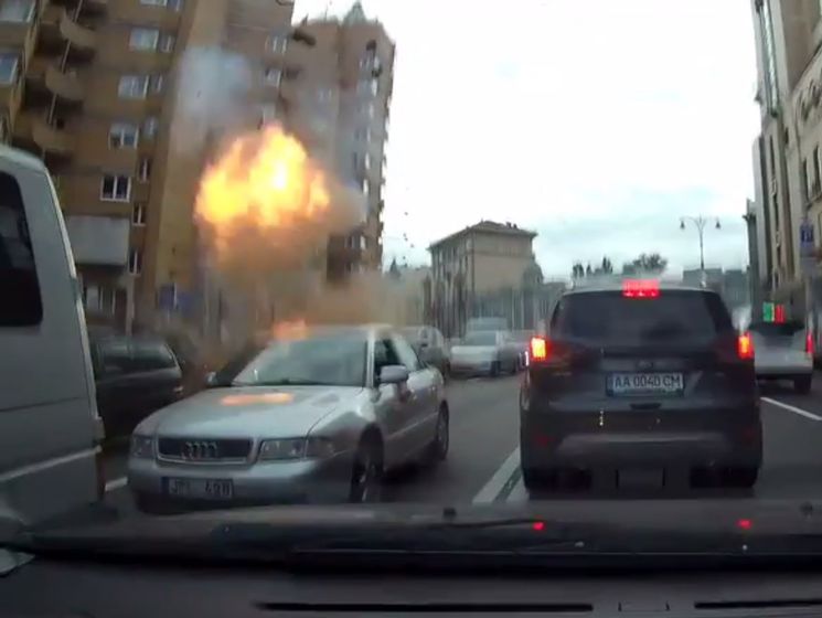 ﻿Автомобіліст записав момент вибуху машини в Києві на автореєстратор. Відео