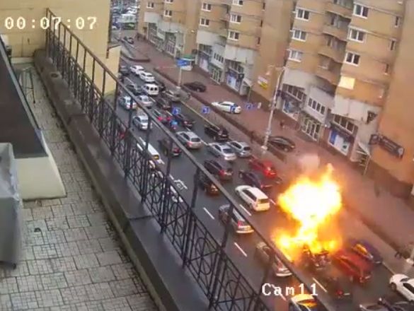 ﻿Камери спостереження зафіксували момент вибуху авто Махаурі в Києві. Відео