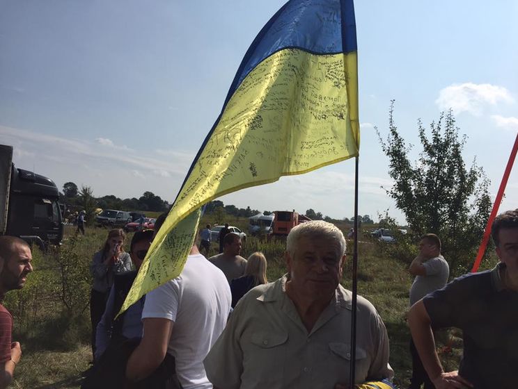 Сторонники Саакашвили с пропускного пункта "Краковец" отправляются во Львов