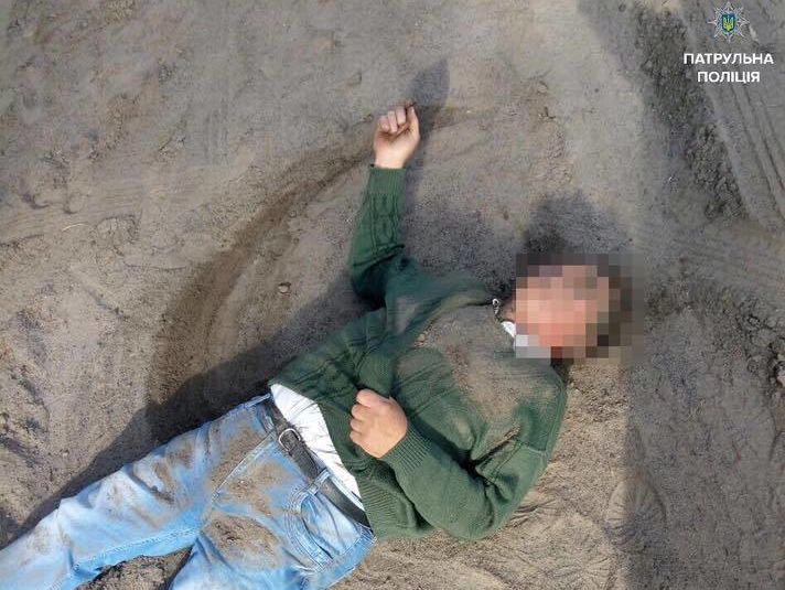 В Черкассах задержанный патрульными мужчина упал не землю и начал ее есть