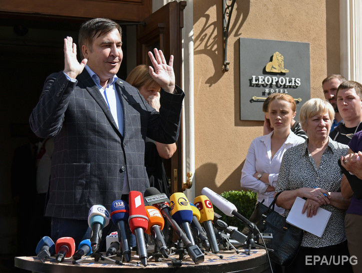 Пограничники знакомят Саакашвили с протоколом о незаконном пересечении границы. Трансляция