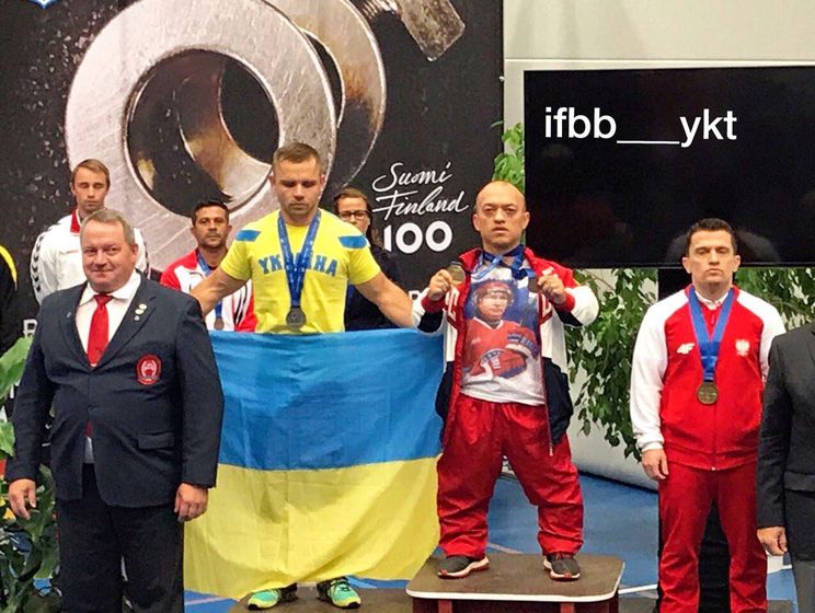 Российского чемпиона по пауэрлифтингу дисквалифицировали до конца года за футболку с Путиным
