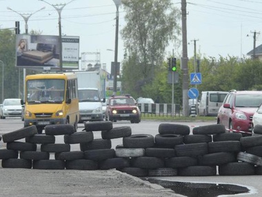 На въездах во Львов возвели блокпосты