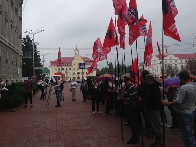 Участники акции "Профсоюзное наступление" под Черниговской ОГА потребовали уволить главу департамента агропромышленного развития