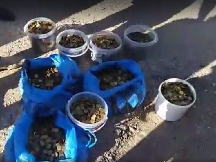 "Меня за что мучить? Сколько лет мне считать это все?". В Крыму активисты сдали оккупантам 135 кг монет штрафа. Видео