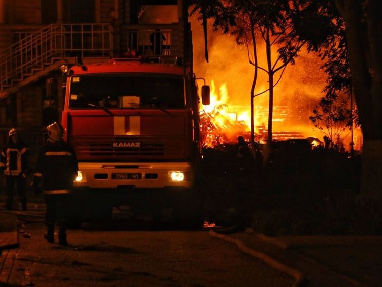 ﻿Очевидці заявили, що під час гасіння пожежі в Одесі трьох дітей забули в одній кімнаті. Відео