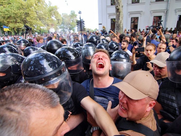 ﻿Біля Одеської мерії сталася бійка, постраждали десятки правоохоронців. Відео