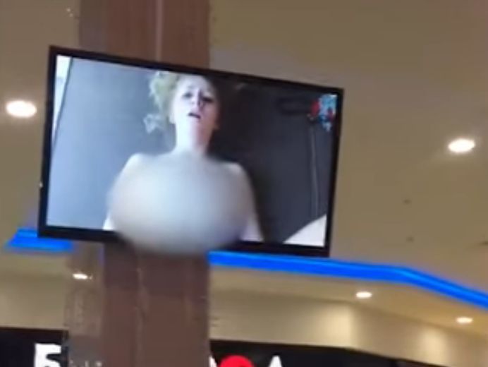 В Санкт-Петербурге с мониторов на детском ледовом катке транслировали порно. Видео