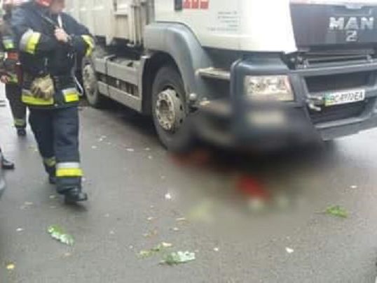 Во Львове под колесами мусоровоза погибли две женщины