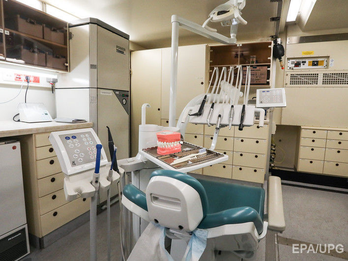 ﻿Робот-дантист у Китаї вперше імплантував пацієнту зуби