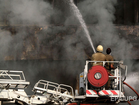 В Индии в результате пожара на фабрике по производству фейерверков погибли восемь человек
