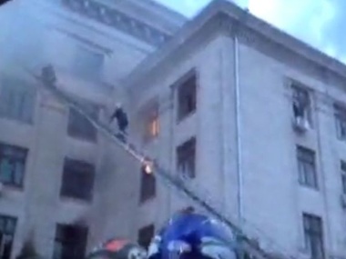 МВД: Пожар в одесском Доме профсоюзов мог начаться из-за брошенных сверху "коктейлей Молотова"