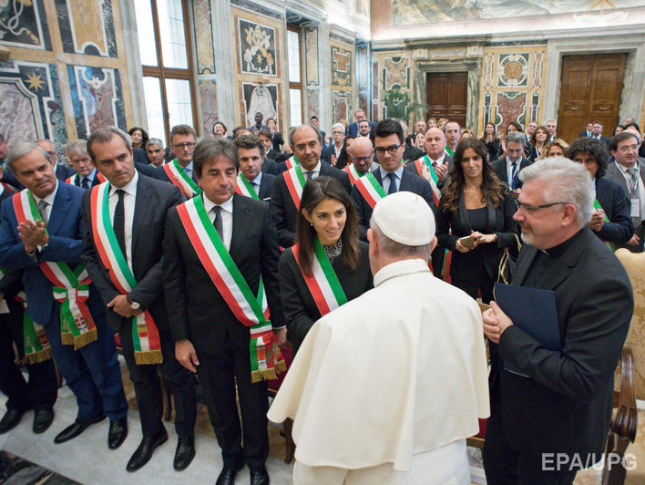 Папа римский призвал мэров итальянских городов "расширять площади" для беженцев