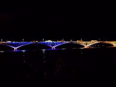 Соединяющий Канаду и США мост получил желто-синюю иллюминацию