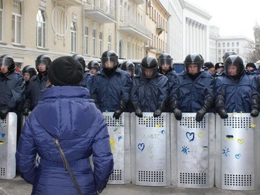  Мать милиционера, раненного у АП: Если "Тигры" будут стоять в Василькове, кто спасет вас во время массовых беспорядков?