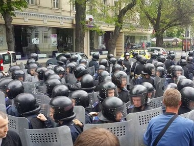 Около тысячи пророссийских активистов в Одессе блокируют здание МВД. Фоторепортаж