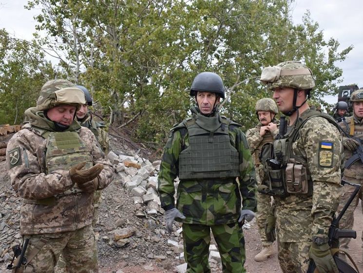 Главнокомандующий вооруженными силами Швеции побывал в зоне АТО