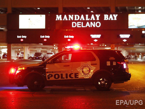 Полиция сообщила, что стрелок в Лас-Вегасе покончил с собой. В его номере было более 10 единиц оружия