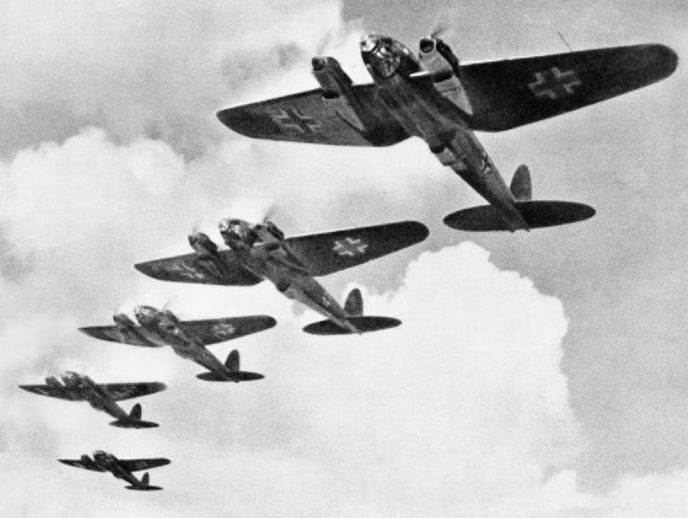﻿Киянка Хорошунова у щоденнику 1943 року: Німецькі бомбовози зграями літають у бік фронту. На стадіоні біля нас поставили дванадцять танків