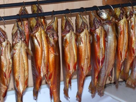 Продавщица в домашних условиях коптила 25 кг замороженной рыбы