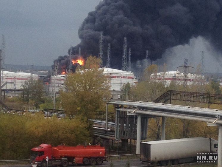В России произошел взрыв на нефтеперерабатывающем заводе "Лукойл", четверо погибших. Видео