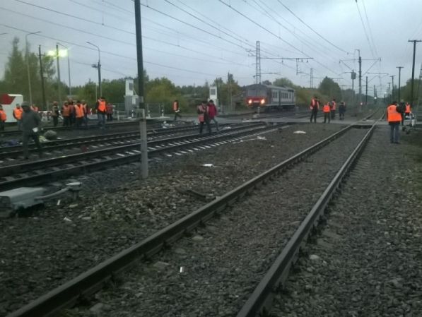 В России поезд столкнулся с застрявшим на переезде автобусом, погибли 17 человек