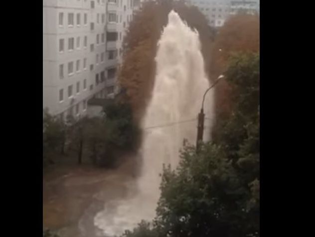 В Харькове из-за прорыва водопровода начал бить "фонтан" высотой до 15 метров. Видео