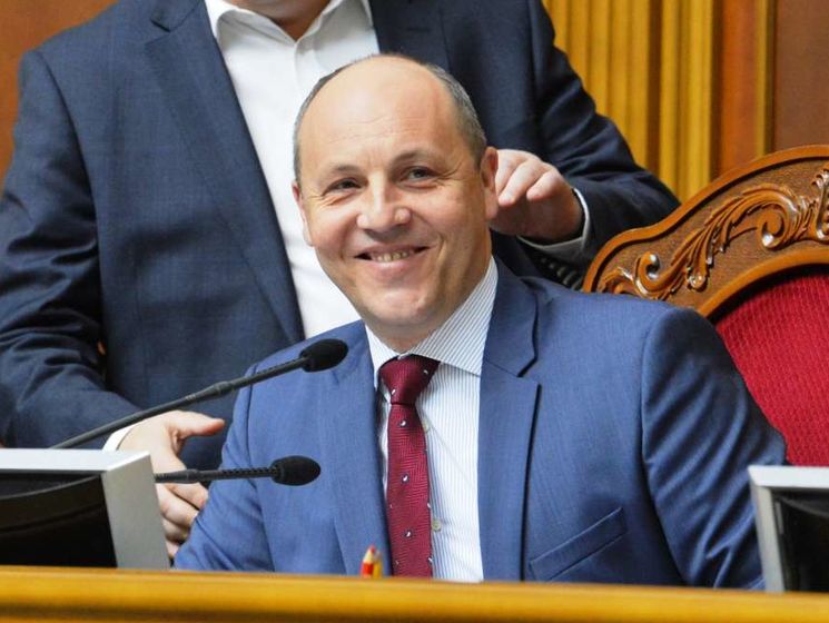 "Еврооптимисты" обвинили Парубия в грубом нарушении регламента при подписании закона по Донбассу
