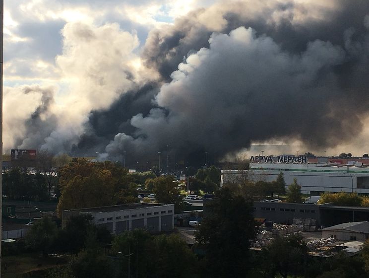 В Москве на 3000 м² горит торговый центр