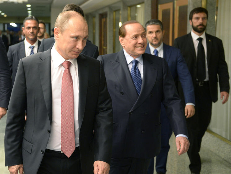 Берлускони подарил Путину на юбилей пододеяльник