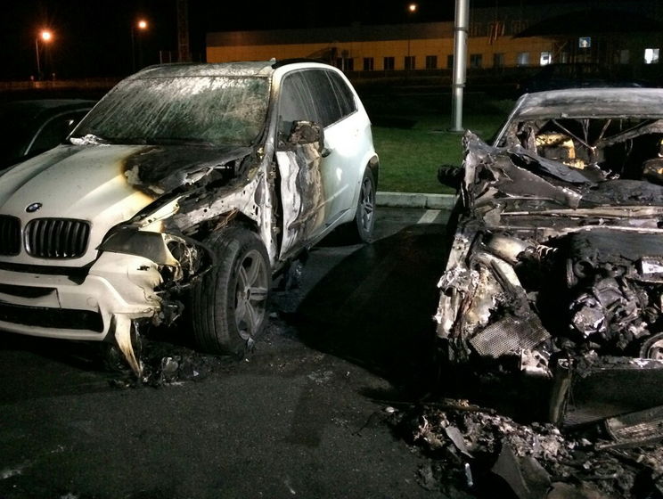 ﻿У Харкові на стоянці автосалону підпалили автомобілі BMW