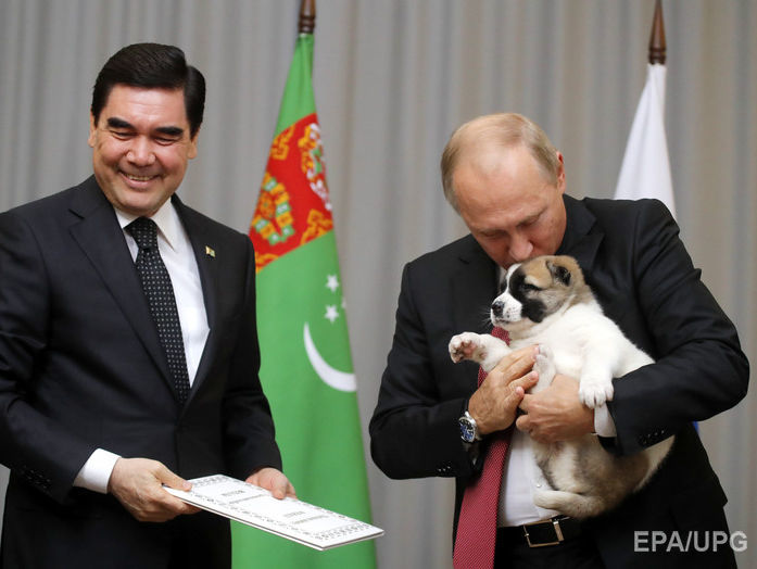 ﻿Президент Туркменістану подарував Путіну цуценя алабая. Відео