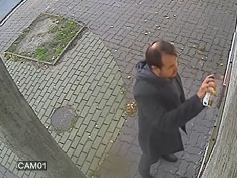 Польская полиция задержала мужчину, разрисовавшего украинское консульство в Жешуве