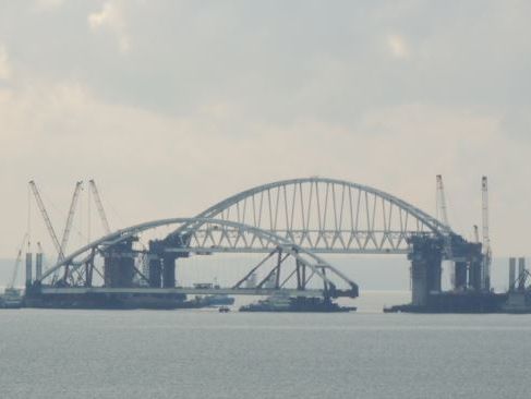 ﻿В окупованому Криму готуються поставити автодорожню арку на опори Керченського мосту