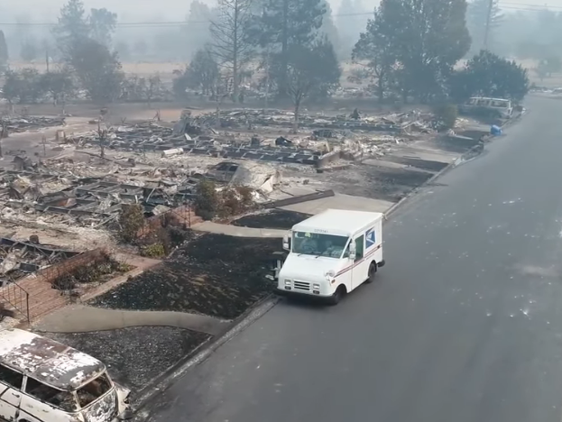 ﻿У Каліфорнії листоноша продовжував розвозити пошту у згорілому місті. Відео