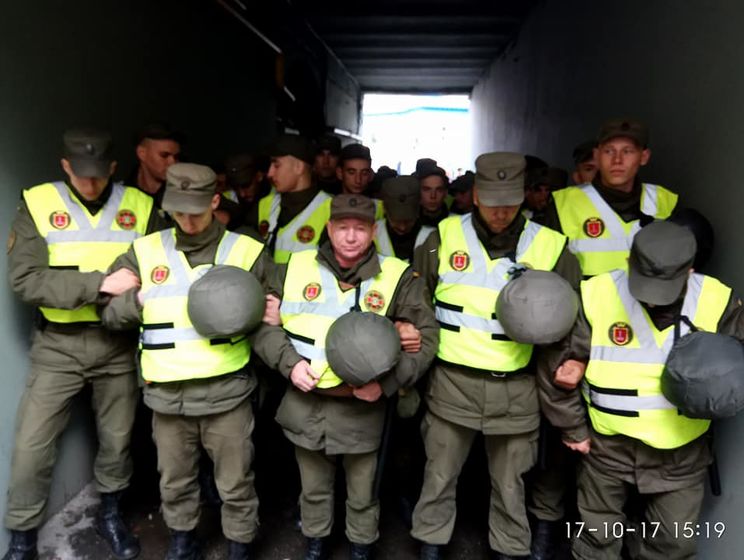 Правоохранители заблокировали активистов в переулке возле Грушевского, не давая им пронести к Раде палатки