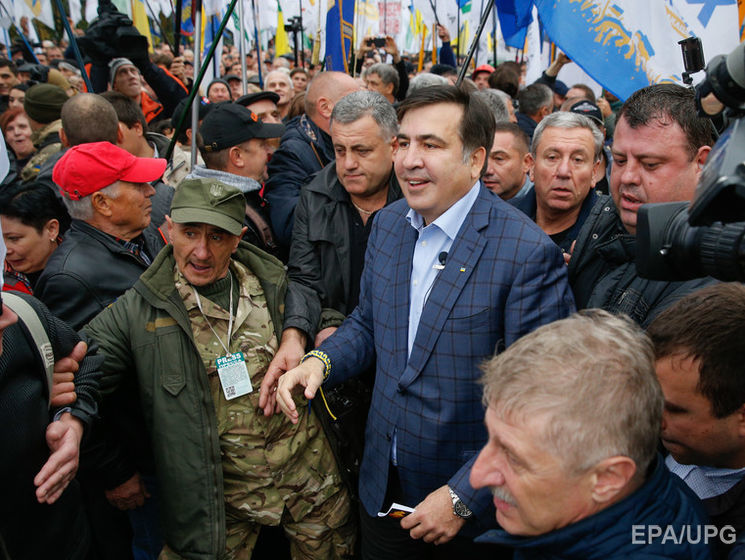 "Не нужно их бить, умоляю". Саакашвили вступился за нардепа Барну, на которого напали демонстранты