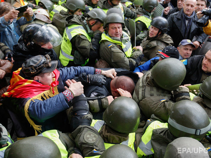 ﻿Акція протесту біля Верховної Ради: сутички з поліцією, наметове містечко, напад на депутатів. Головне за день